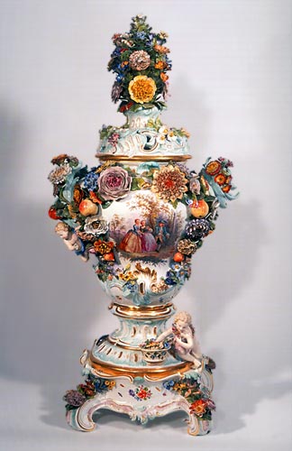 Фарфоровая ваза с лепным декором